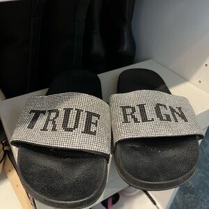True Religion Women's Rhinestone Logo Pool Slide-Ins Size 7 EUC